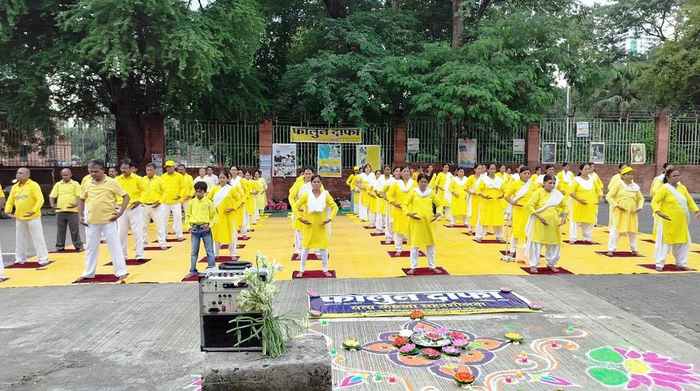 Indijski Falun Dafa praktikanti u Nagpuru izvode vježbe.