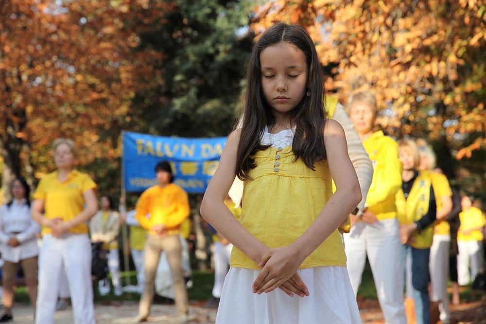 Djevojčica radi Falun Gong vježbe prije Evropske Falun Dafa konferencije za razmjenu iskustava u oktobru 2014. g. u Madridu.