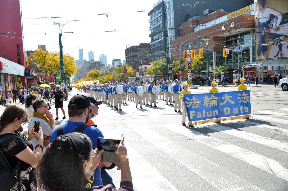  Praktikanti su marširali središtem Toronta kako bi pozvali na prekid 24-godišnjeg progona Falun Dafa 