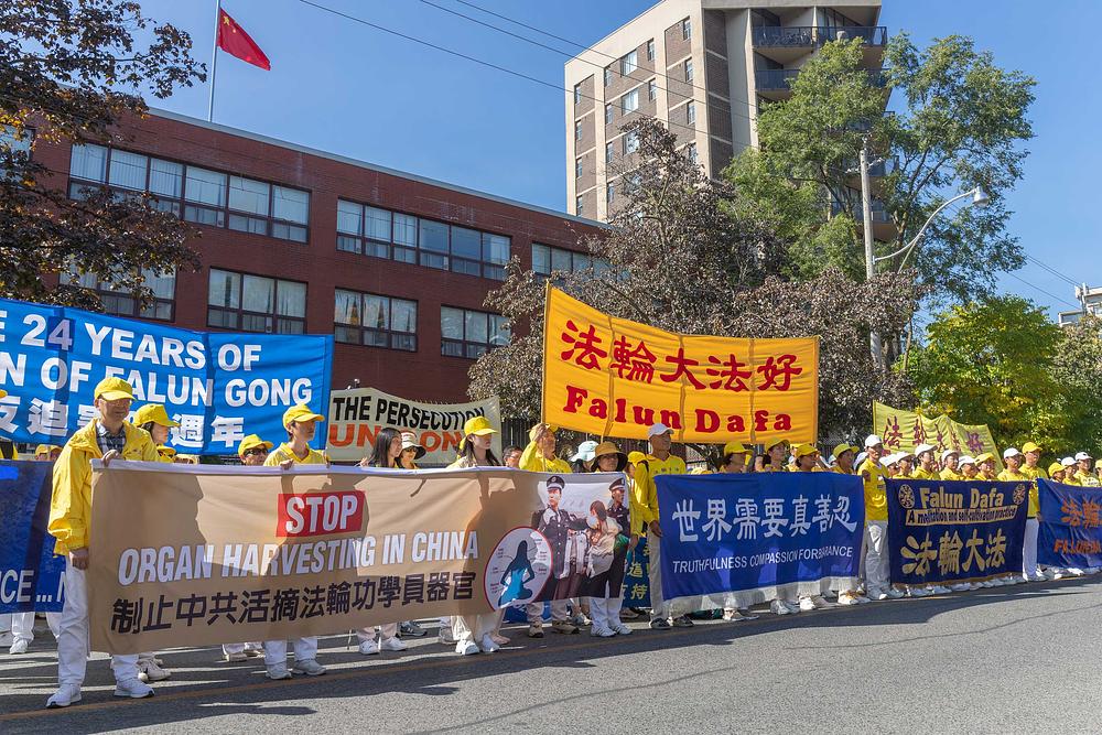 Parada je završila ispred zgrade kineskog konzulata. 