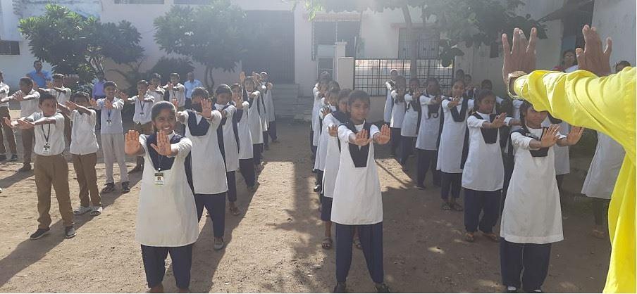  Učenici srednje škole Navbharat rade prvu Falun Dafa vježbu.