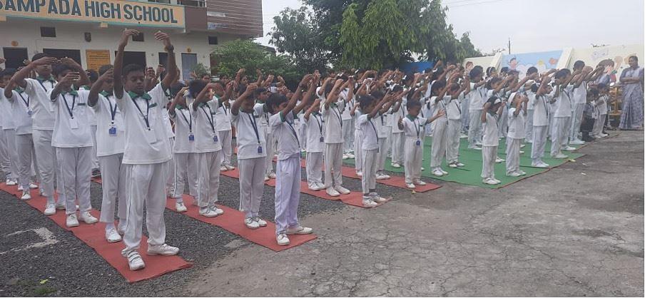 Učenici uče drugu Falun Dafa vježbu u samostanskoj školi Sampada.
 