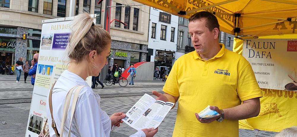  Praktikanti predstavljaju Falun Dafa i odgovaraju na pitanja tokom aktivosti u Antwerpenu.