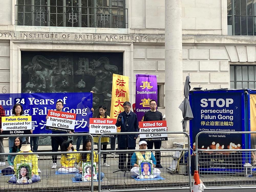 Falun Dafa praktikanti mirno protestiraju ispred kineske ambasade u Londonu 1. oktobra 2023.