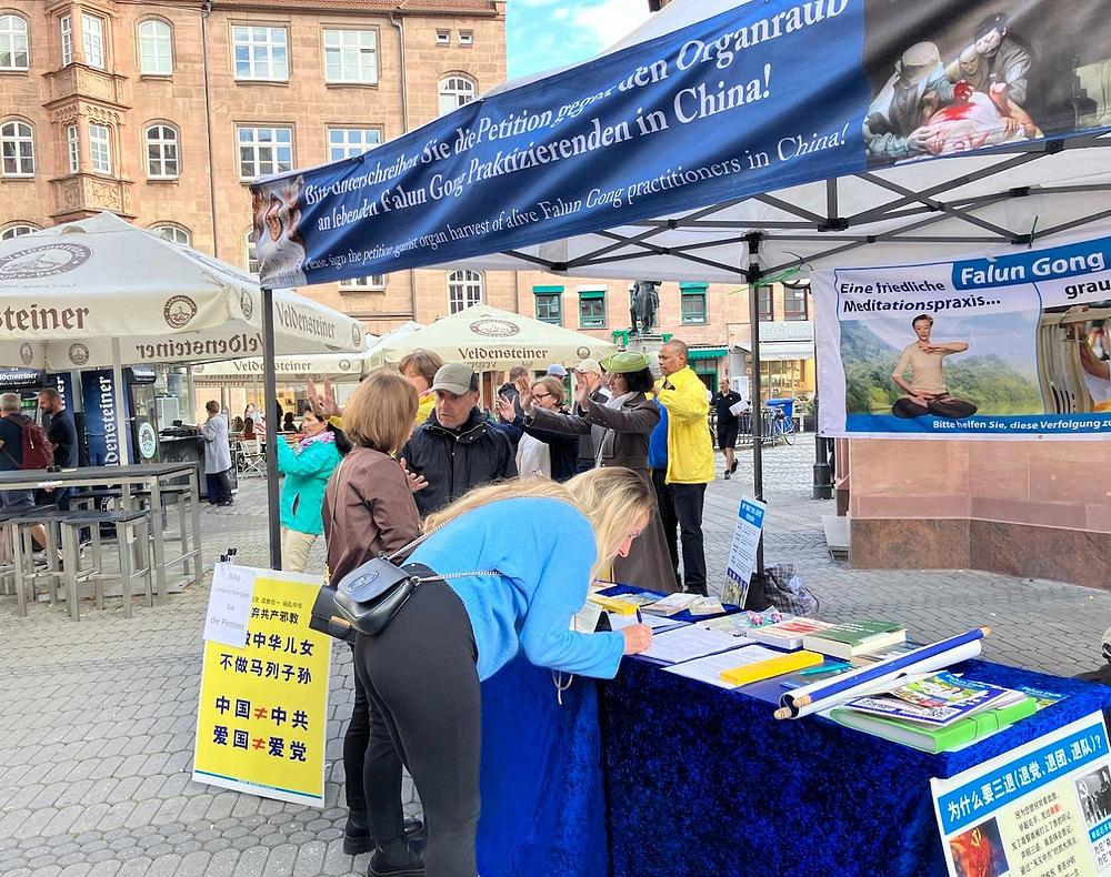   Praktikanti su održali događaj u Nürnbergu u Njemačkoj 23. rujna 2023. kako bi približili ljudima progon Falun Dafa u Kini.
