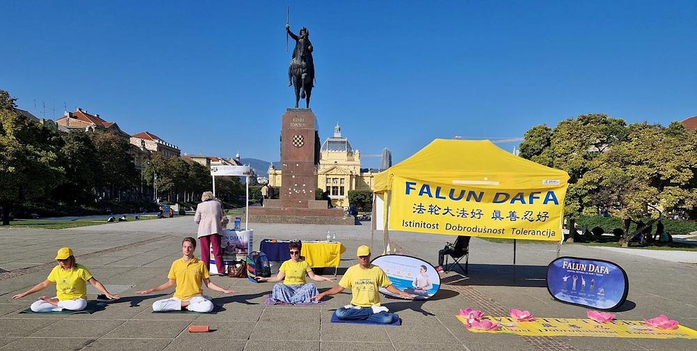 Praktikanti pokazuju Falun Dafa vježbe na Trgu kralja Tomislava u Zagrebu, 14. listopada 2023. 