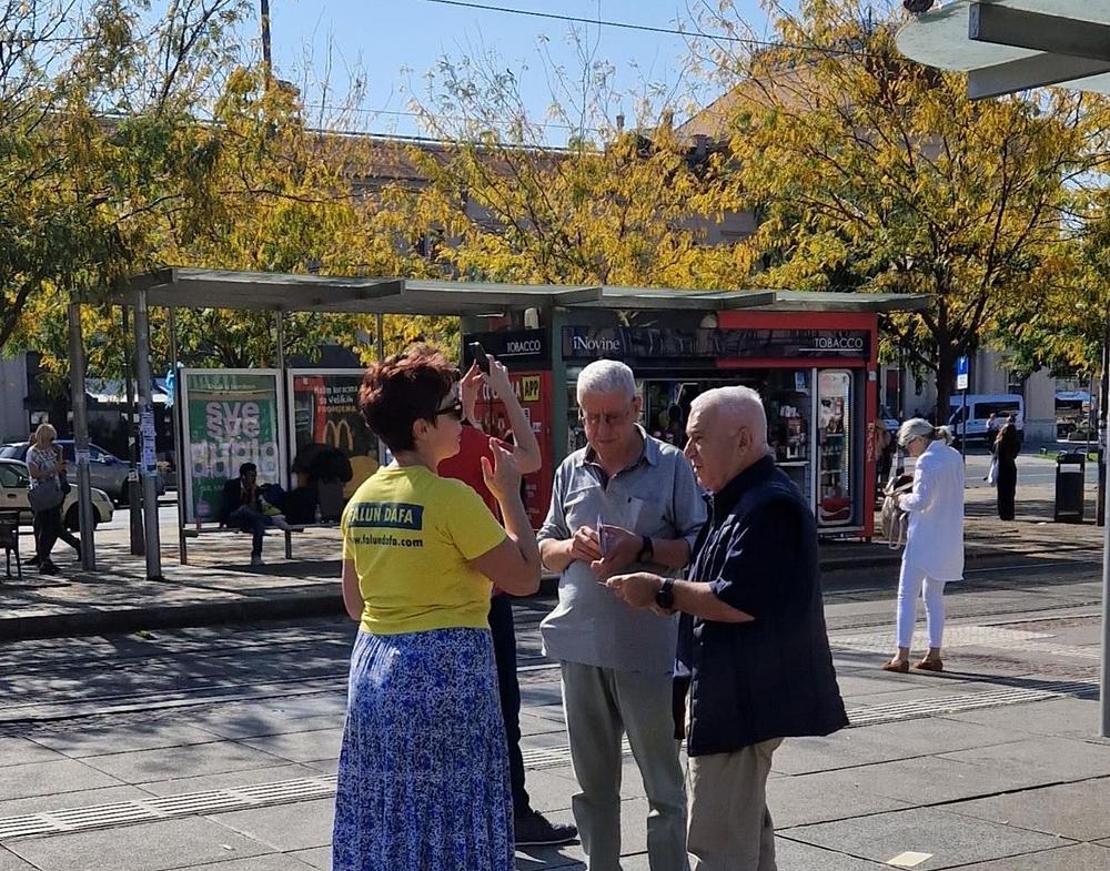 Praktikantica razgovara s ljudima o Falun Dafa.