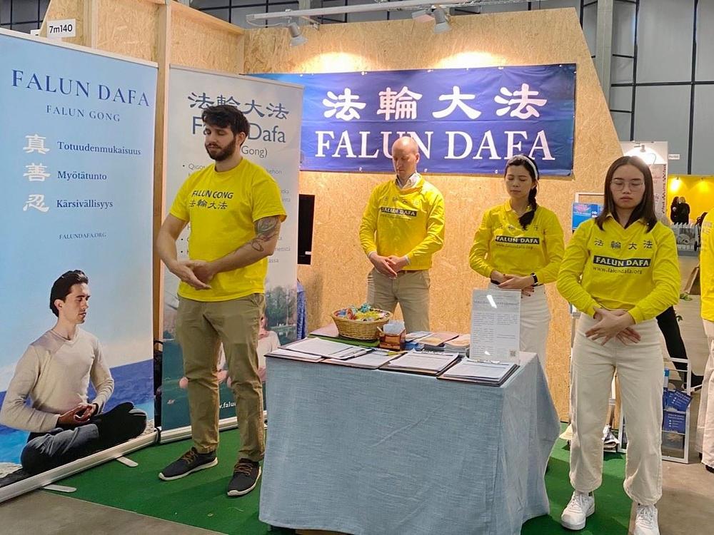 Praktikanti demonstriraju Falun Dafa vježbe.