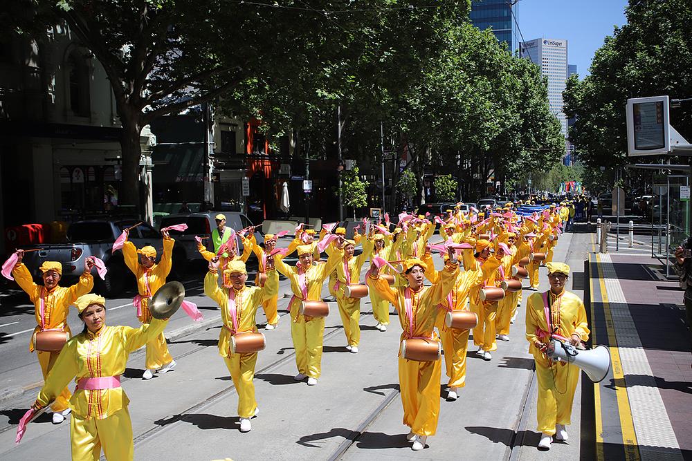 Praktikanti su održali paradu u Melbourneu 27. oktobra 2023. 