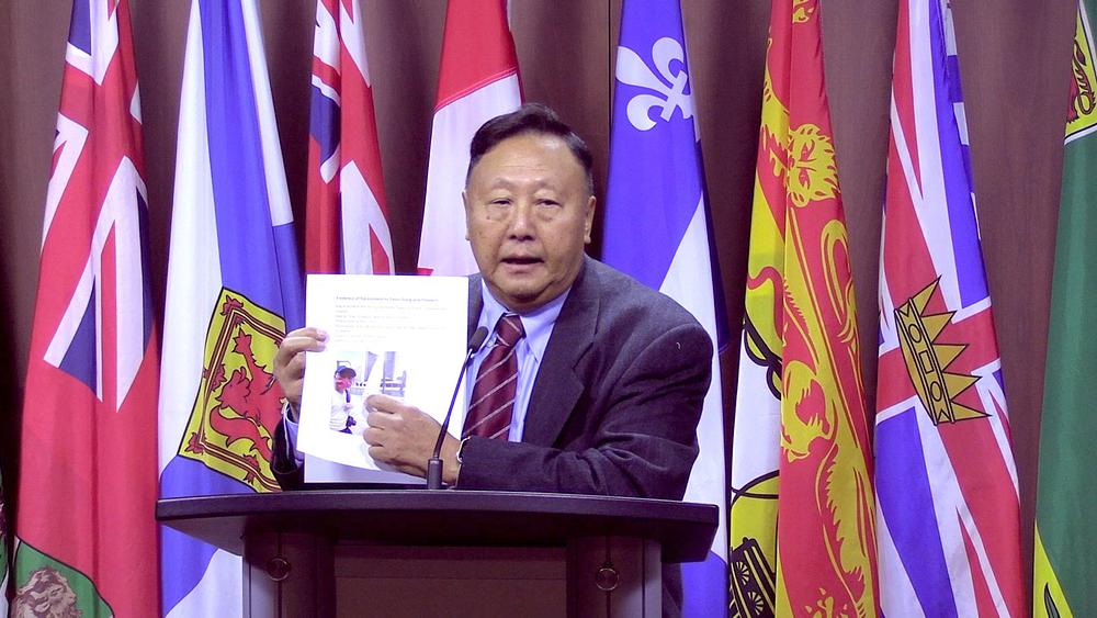  Jeff Li, Falun Gong praktikant iz Toronta, objasnio je izvješće na tiskovnoj konferenciji.
