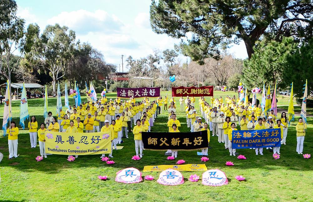  Praktikanti žele učitelju Liju srećnu kinesku Novu godinu tokom događaja u parku Vincent Lugo 3. februara 2024.