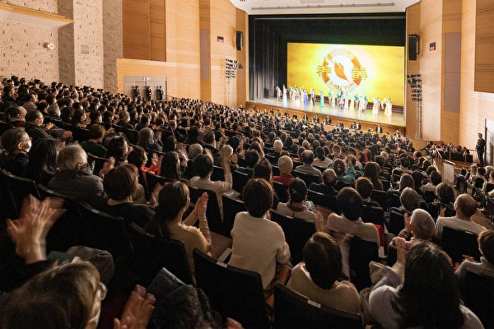  Nakon što je 20. i 21. januara u Kamakura Performing Arts Centru u Kamakuri izvela dva nastupa pred punim salama, Shen Yun New York Company se vratila u Kamakura na još dva nastupa 2. i 3. februara. Ulaznice su bile rasprodate nekoliko dana prije nastupa. (The Epoch Times) 