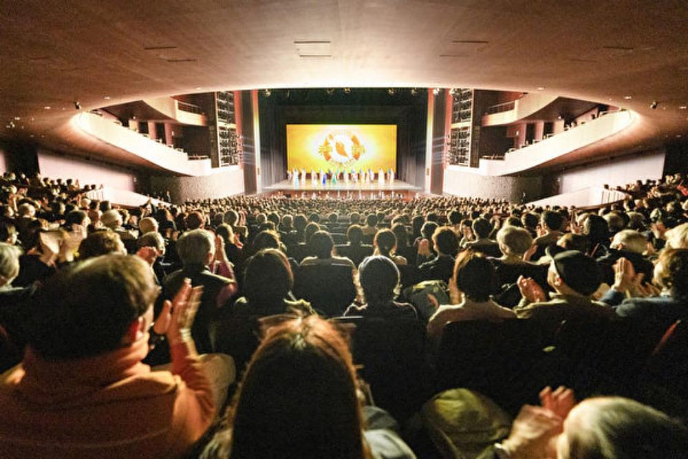  Shen Yun je 6. i 7. februara izveo četiri predstave u Saporo Cultural Arts Theatre Hitaru u Saporu, Hokaido, sve četiri pred punim salama. Ovo je bio prvi put da je trupa nastupila na Hokaidu. (The Epoch Times)
