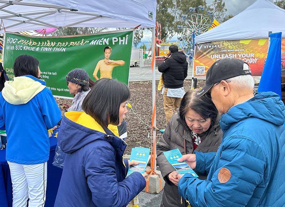  Ljudi su razgovarali s praktikantima i zanimali su se za Falun Dafa.
