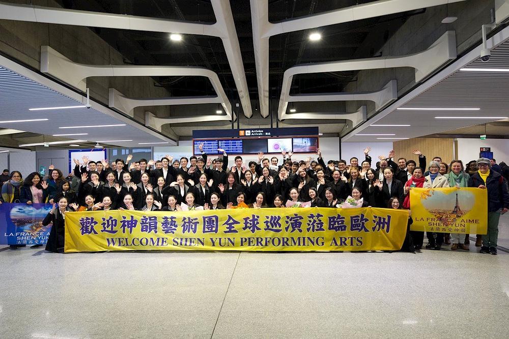 Shen Yun World Company je u Pariz stigla 12. februara. Umjetnike su na aerodromu dočekali lokalni fanovi sa cvijećem i transparentima. (The Epoch Times)