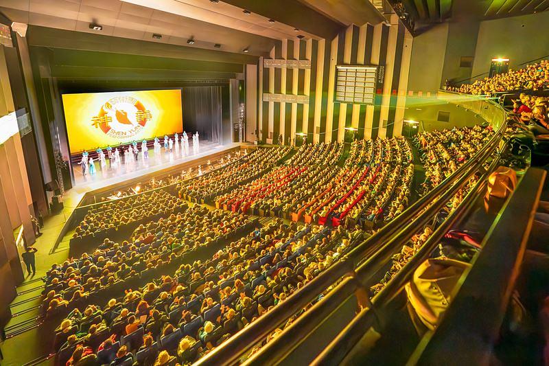 Shen Yun World Company u Palais des Congrès de Tours u Toursu, Francuska, 25. februara. Trupa je izvela pet nastupa u Toursu od 22. do 25. februara. Ulaznice su bile rasprodate više od dva mjeseca unaprijed. (The Epoch Times)