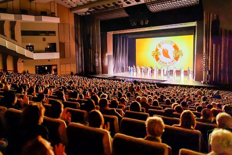Shen Yun World Company u Kongresnom centru Prag u Pragu, Češka Republika, 2. marta popodne. Pozorišna trupa je izvela pet predstava u Praškom kongresnom centru od 1. do 4. marta, sve pred prepunim salama. (The Epoch Times) 