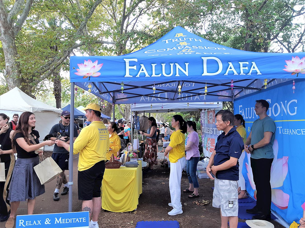 Praktikanti predstavljaju Falun Dafa na festivalu u Hyde Parku i demonstriraju Dafa vježbe.