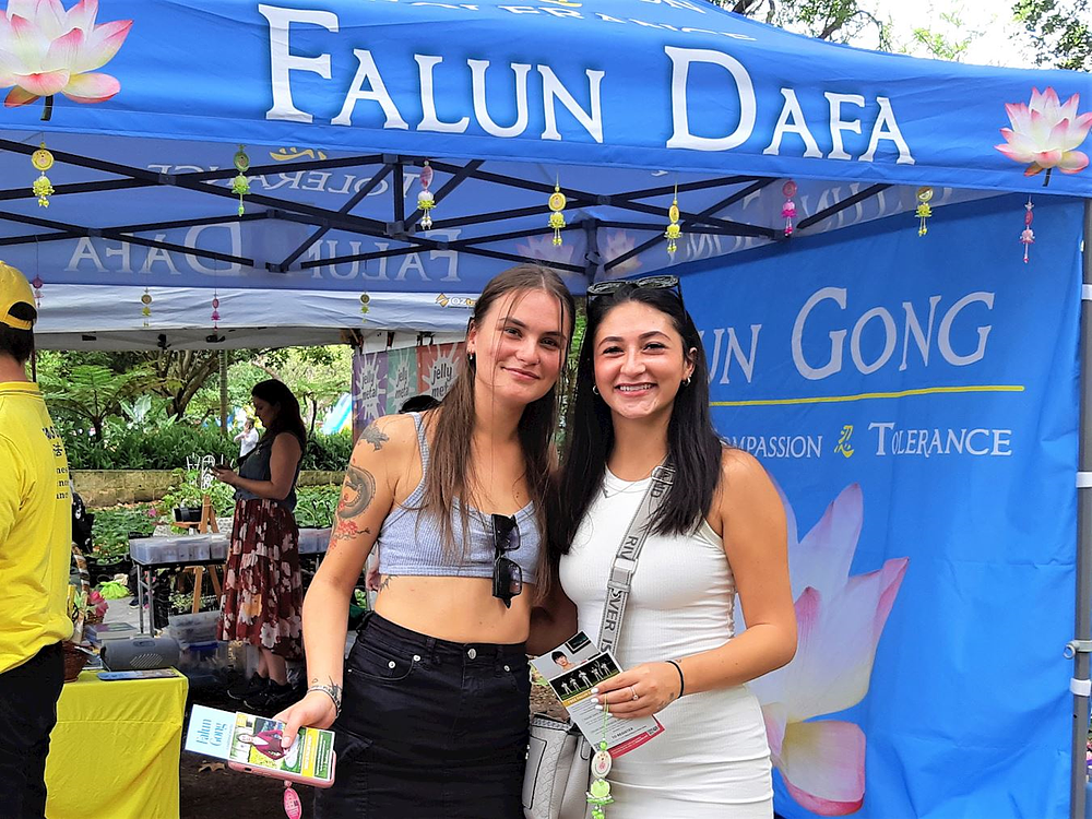 Chloe Galligan (lijevo) i Kaitlin Smith posjećuju štand Falun Dafa.