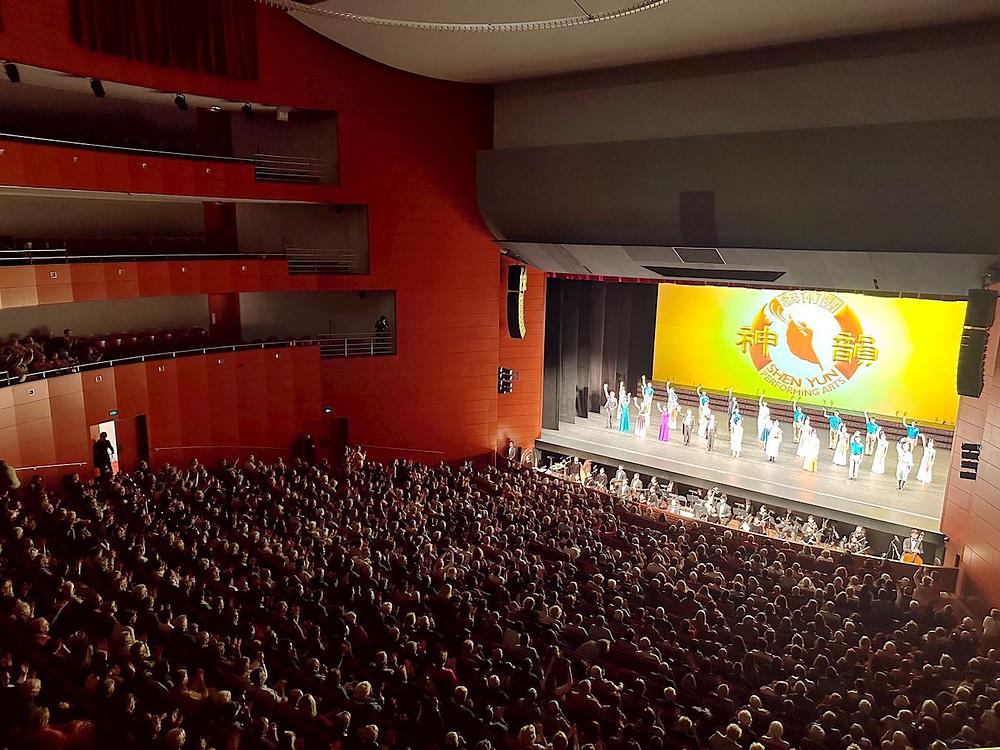 Pozorišna trupa Shen Yun New Era u Grand Theatre de Provence u Aix-en-Provence, Francuska, popodne 5. marta. Pozorišna trupa je izvela četiri predstave od 4. do 6. marta. Shen Yun će se vratiti u Aix-en-Provence u aprilu mjesecu sa još sedam nastupa. Ulaznice za svih 11 predstava su rasprodate do kraja prošle godine. (Minghui.org) 