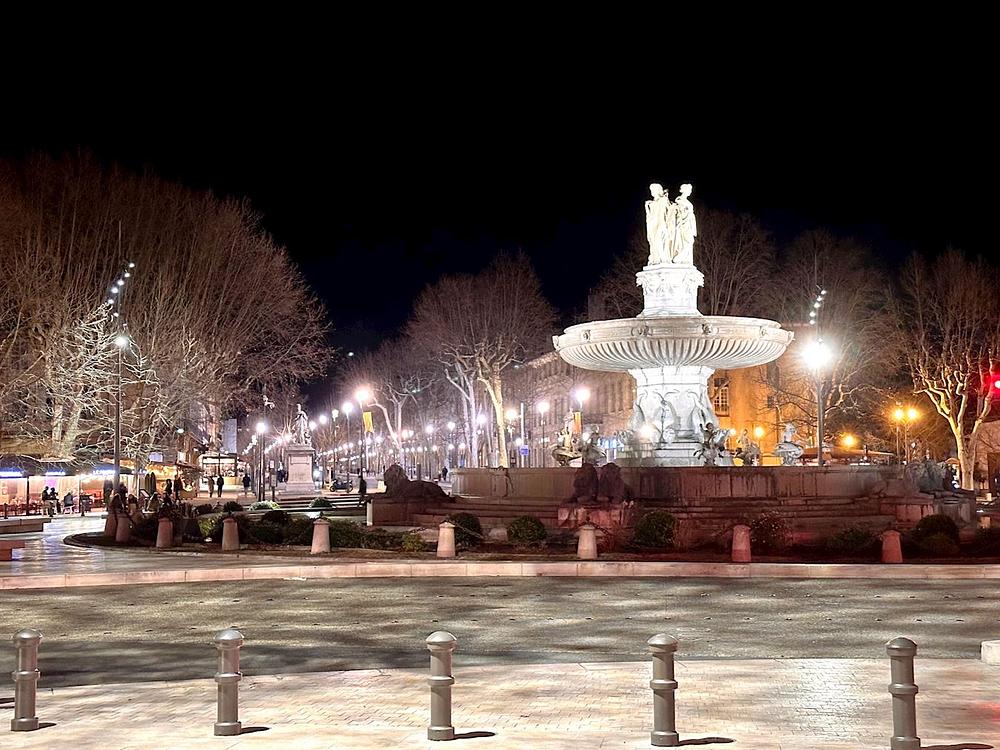 Noćni pogled na Aix-en-Provence, poznat kao "grad hiljadu fontana". Na fotografiji je dobro poznata Fontaine de la Rotonde (Fontana Rotonde). (Minghui.org)
 