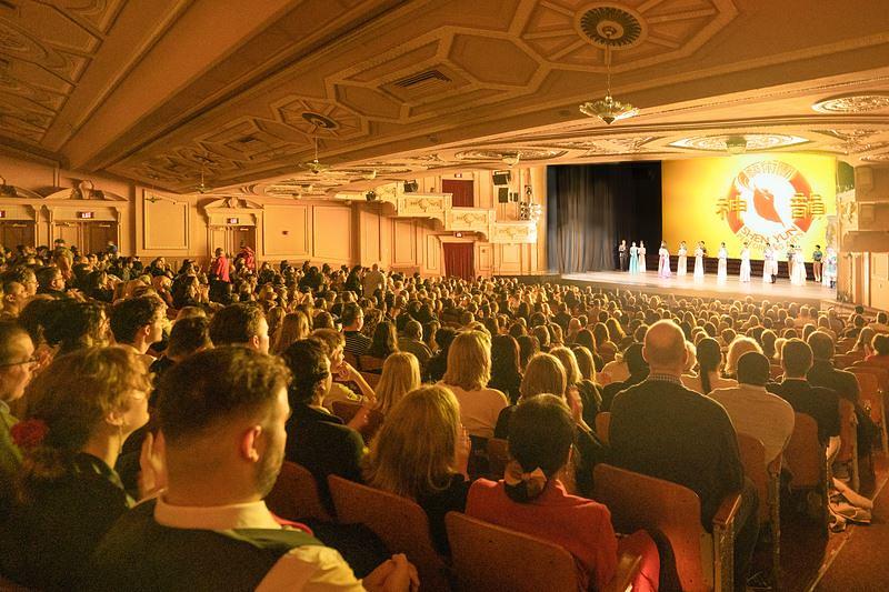  Shen Yun International Company je 9. marta, izvela dvije predstave pred punim salama u Miller teatru u Philadelfiji. (The Epoch Times)