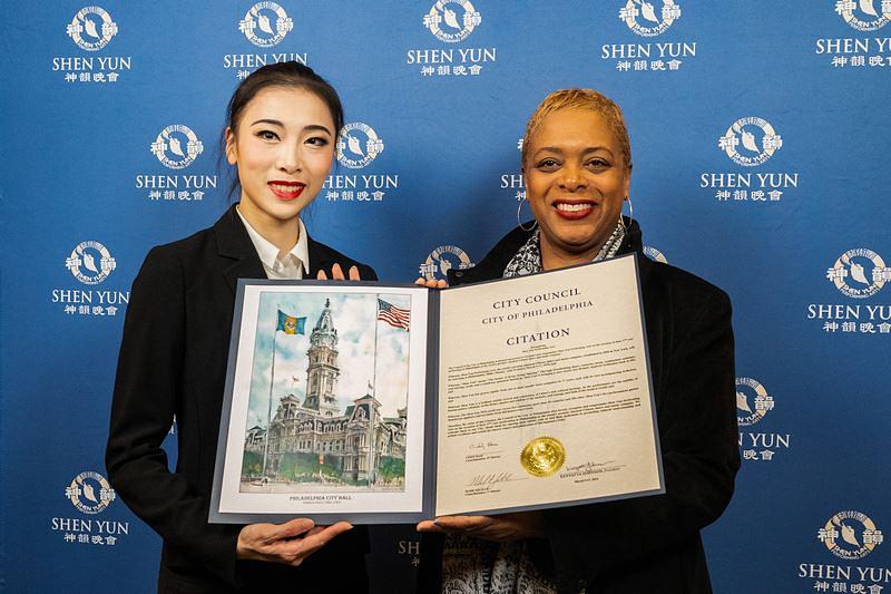 Vijećnica Philadelfije Cindy Bass Shen Yun je prisustvovala nastupu 10. marta i izdala proglas Gradskog vijeća. (The Epoch Times) 