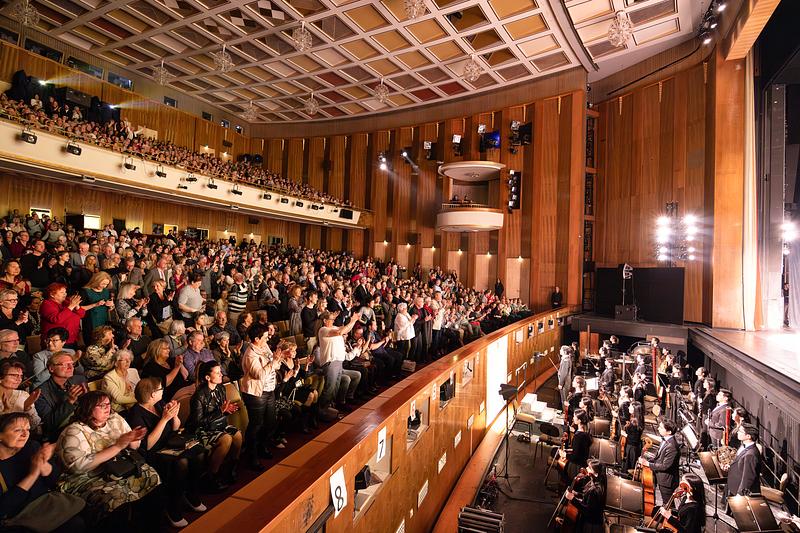  Na četvrtoj i posljednjoj izvedbi Shen Yuna ove sezone u opernoj kući Leipzig u Njemačkoj 10. ožujka, umjetnici su se tri puta vraćali na pozornicu. (The Epoch Times)