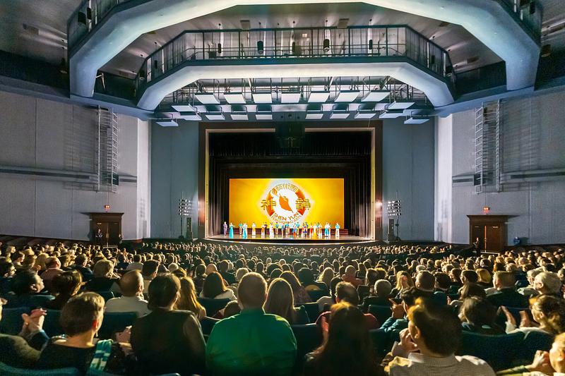 Shen Yun Global Company u Rosemont teatru u Rosemontu, Illinois, 15. marta. Pozorišna trupa je izvela pet predstava u Rosemontu od 14. do 17. marta, sve u prepunim dvoranama. (The Epoch Times)