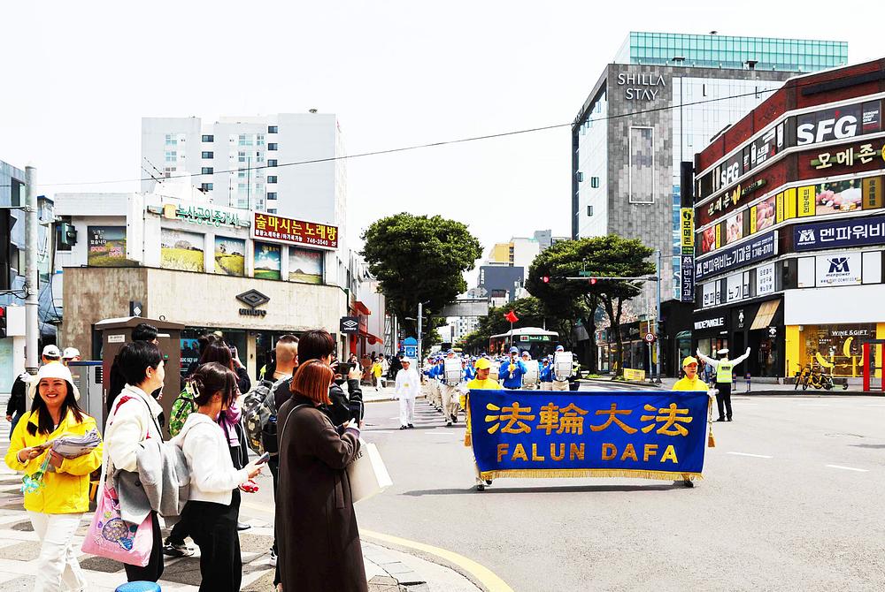  Falun Dafa praktikanti održali su 30. marta 2024.paradu u centru grada Jeju 