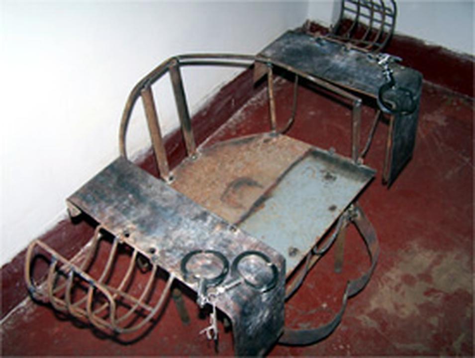 „Željezni stolac“ je sprava za mučenje koja se često primjenjuje na zatočenim praktikantima.