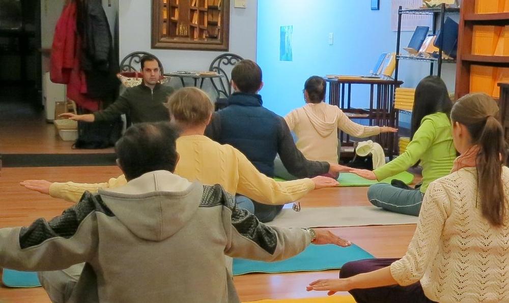 Učenje sjedeće meditacije na nedavnom devetodnevnom Falun Dafa seminaru na Manhattanu.