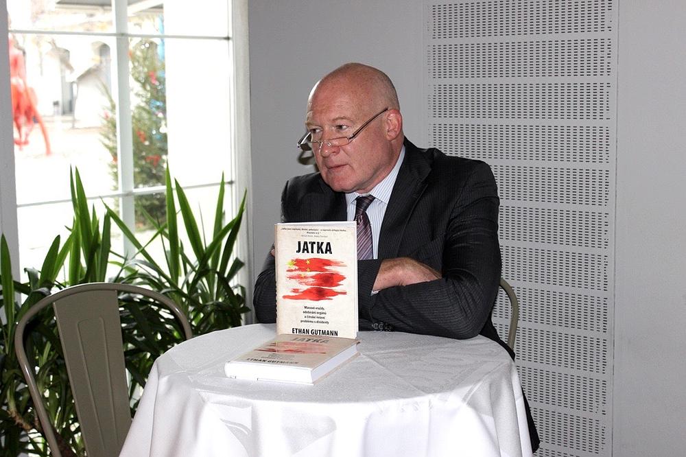 Ethan Gutmann u Češkoj sa svojom knjigom *Pokolj* (David Jurik)
