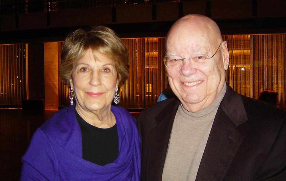 Judy Hall, članica vijeća Kaufman glazbenog centra, u društvu supruga Roberta.