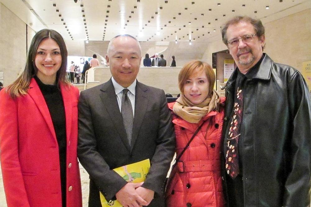 (slijeva na desno) Julia Volvach, Tatsuya Sato, Michelle Sato, i John Gotman su uživali gledajući Shen Yun 16. siječnja 2016. u Lincoln centru. 