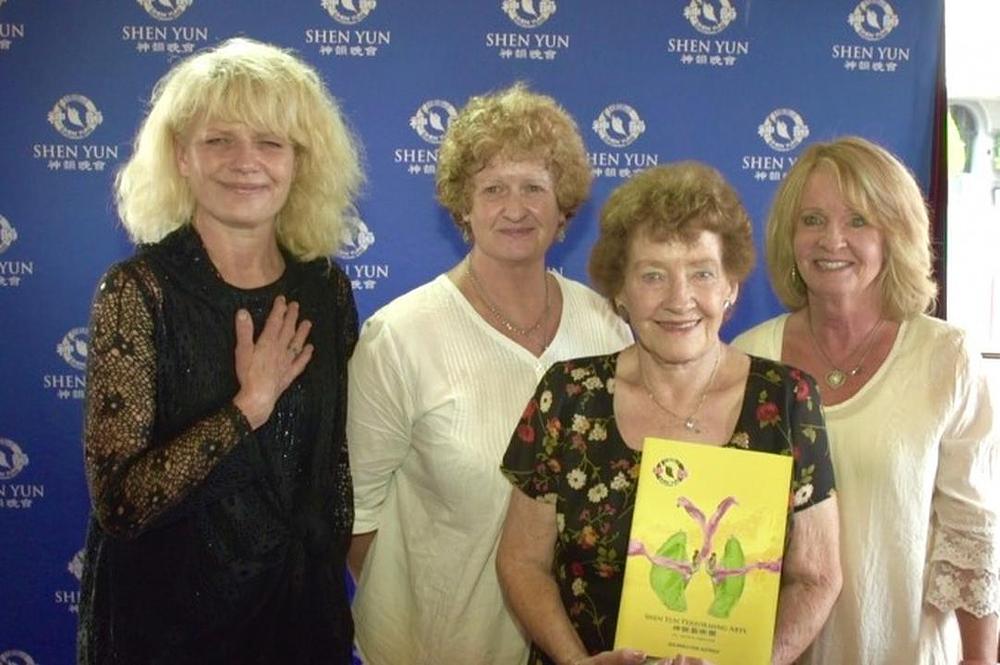 Porodica učiteljica (s lijeva na desno): Linda Eppinger, Regina Crother, Gwen Woodruff i Pauline Doherty u Regal pozorištu u Pertu, Australija 30. januara.
