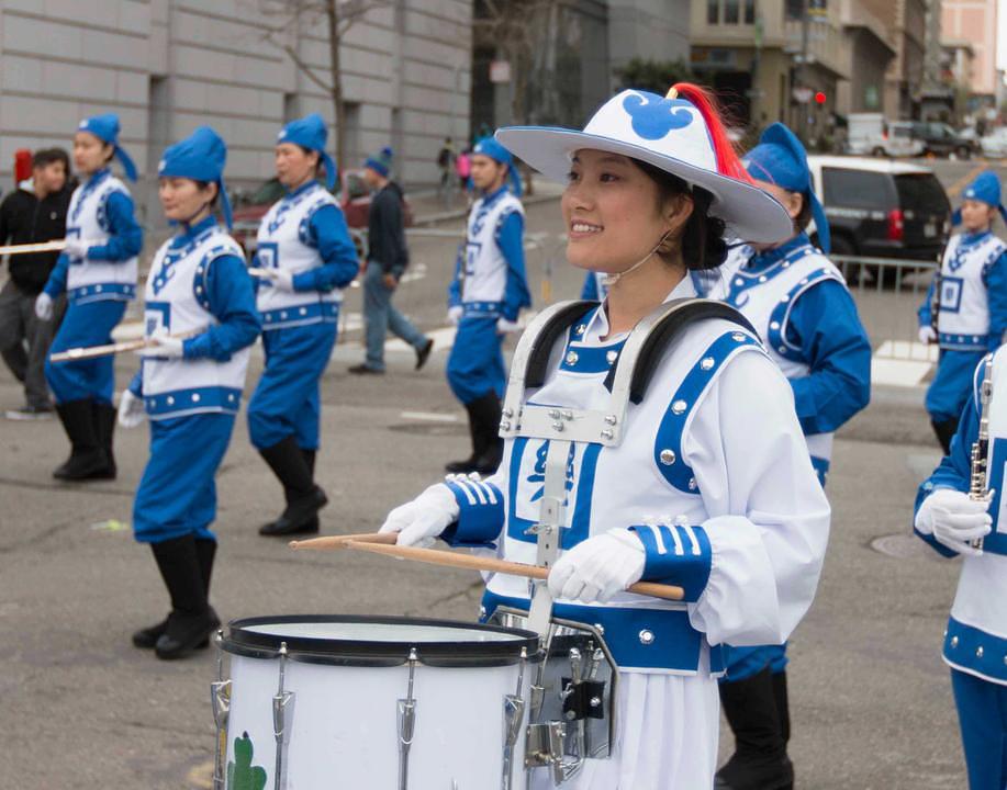 Orkestar Divine Land Marching Band, sastavljen u potpunosti od praktikanata Falun Gonga, toplo je pozdravljen na 165. godišnjoj paradi povodom dana Sv. Patrika 