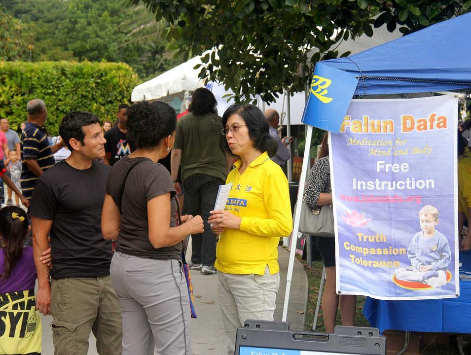 Upoznavanje prolaznika sa Falun Gongom. 