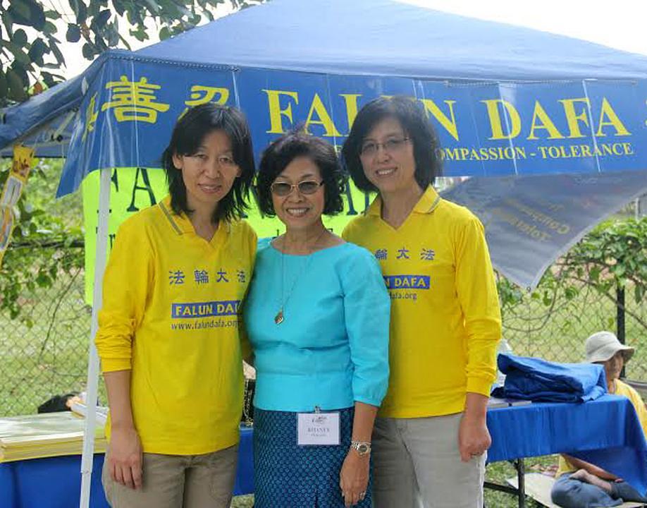 Dva praktikanta i Khanya Moolsi, šefica Tajlandsko-američke asocijacije, organizacije koja je bila domaćin Festivala Azijske kulture. Ona se zahvalila praktikantima za učešće na festivalu i demonstriranje vježbi na pozornici.