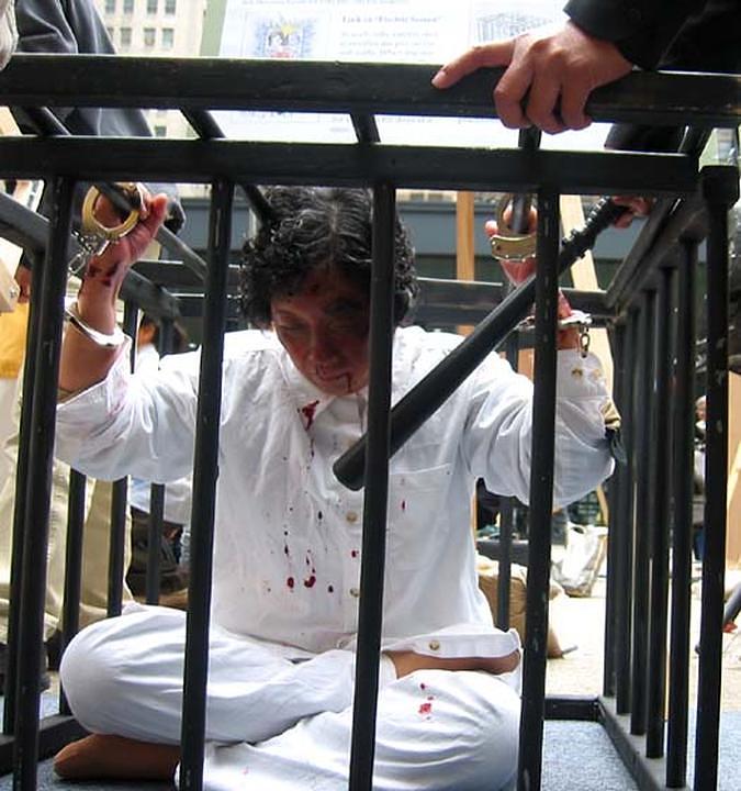 Rekonstrukcija mučenja: Zatvaranje u metalni kavez