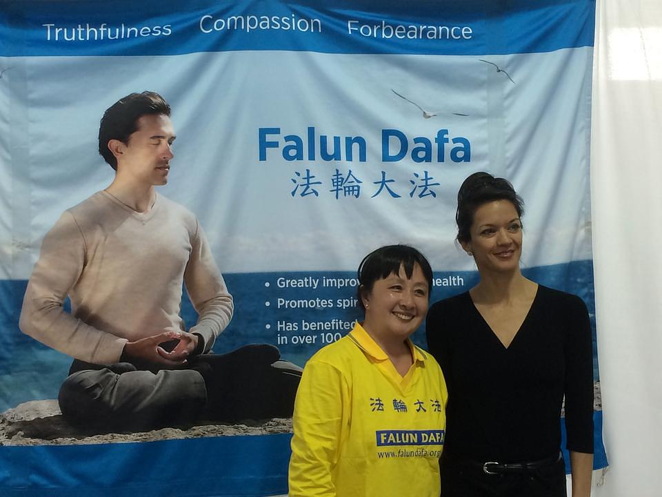 Dama na desnoj strani je rekla da je osjetila pozitivnu energiju čim je vidjela Falun Gong transparent