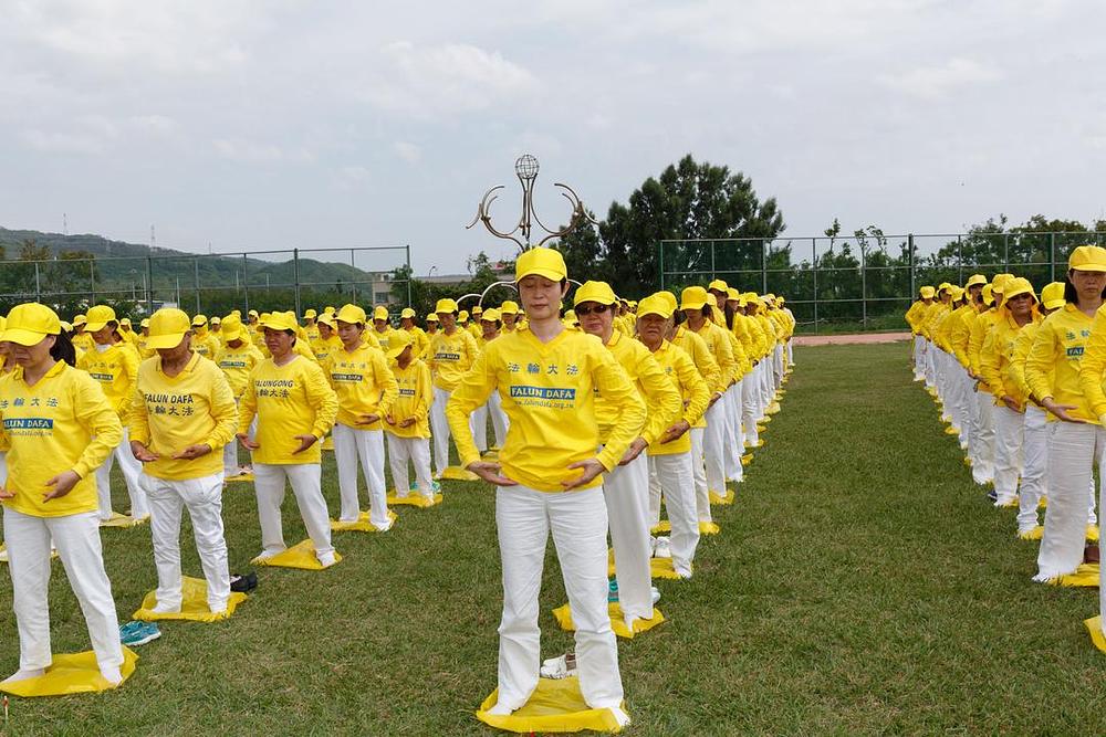 Praktikanti na Južnom Tajvanu su se poredali tako da formiraju velike kineske karaktere i demonstrirali Falun Dafa vježbe.