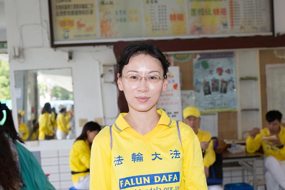 Gđa Huang Quinya se oporavila od raka prakticirajući Falun Dafa.