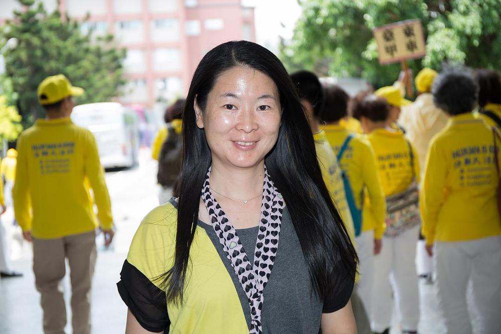 Gđa Ye Huiqing radi kao konsultant za strane studente na univerzitetu. Studenti je veoma cijene jer ona u svome životu slijedi Falun Dafa učenje.