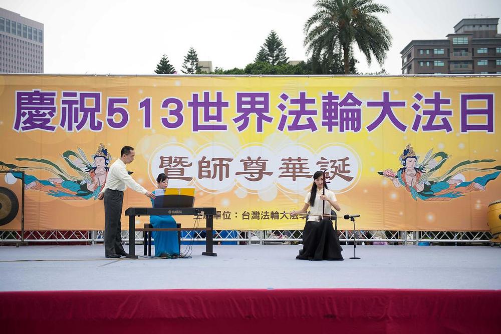 Praktikantica svira na erhuu, tradicionalnom kineskom instrumentu.