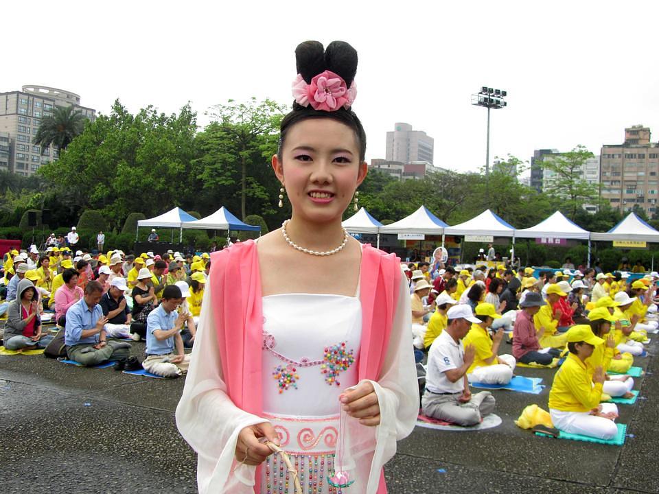 Gđa Liao Weiyui obučena kao „nebeska djevojka“ turistima na manifestaciji dijeli ručno izrađene lotosove cvjetove.