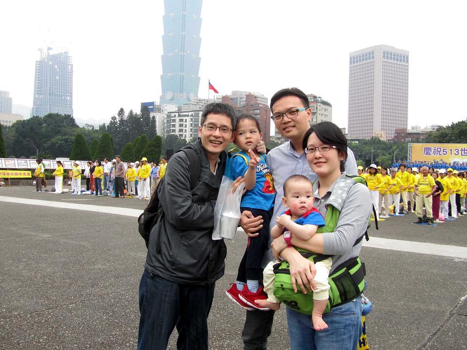 Chen Chunhaoa (u sredini), njegova supruga Wanchen, i njen brat Li Jianhao (lijevo) na proslavi.