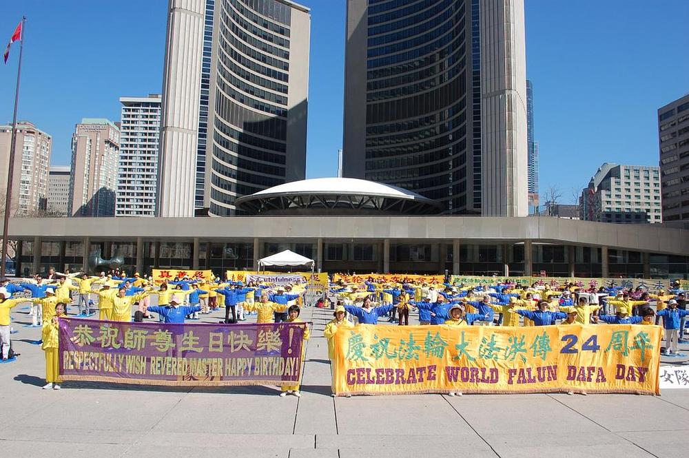 Praktikanti u Torontu proslavljaju Svjetski Falun Dafa dan.