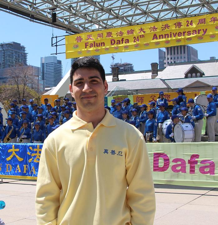 Joey Giglioti se po prvi puta pridružio proslavi Svjetskog Falun Dafa dana.
