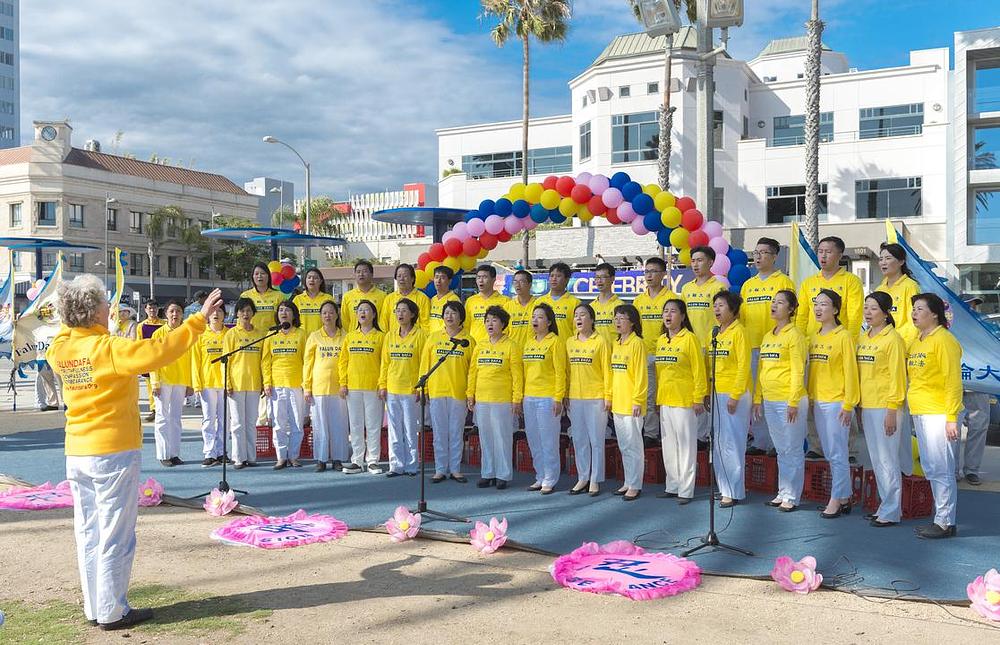 Hor izvodi pjesmu u čast osnivača Falun Dafa, Učitelja Li Hongzhija